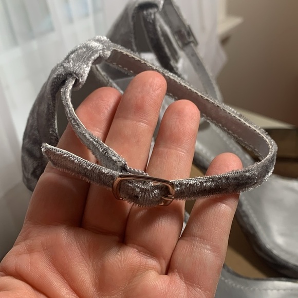 Delicious NWOT Gray Velvet Block Mirrored Chunky Ankle Strap Peep Toe Heels 7.5 - Picture 8 of 16